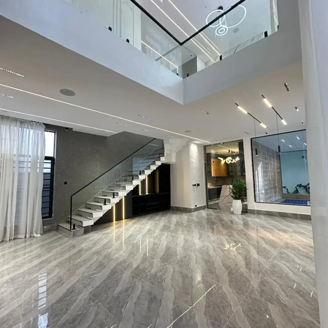 Elite 5-Bed Duplex with Pool & Gym in Chevron
