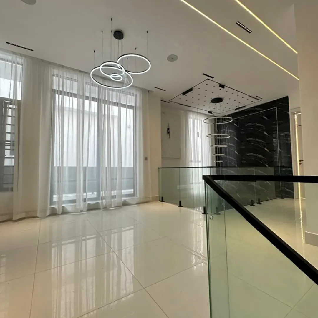 Elite 5-Bed Duplex with Pool & Gym in Chevron