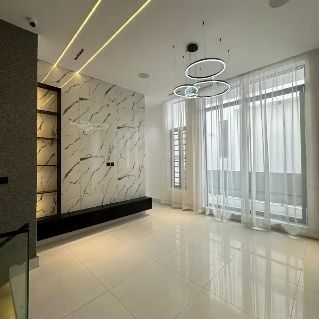 Elite 5-Bed Duplex with Pool & Gym in Chevron