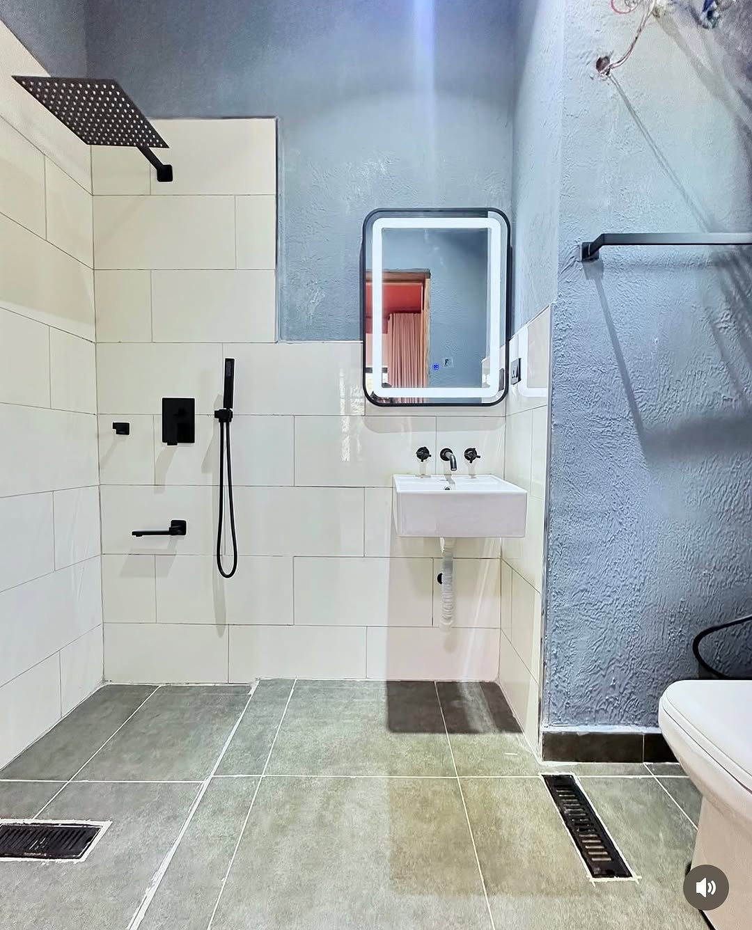 Lekki Phase 1 Gem: 3-Bedroom with Rooftop Terrace