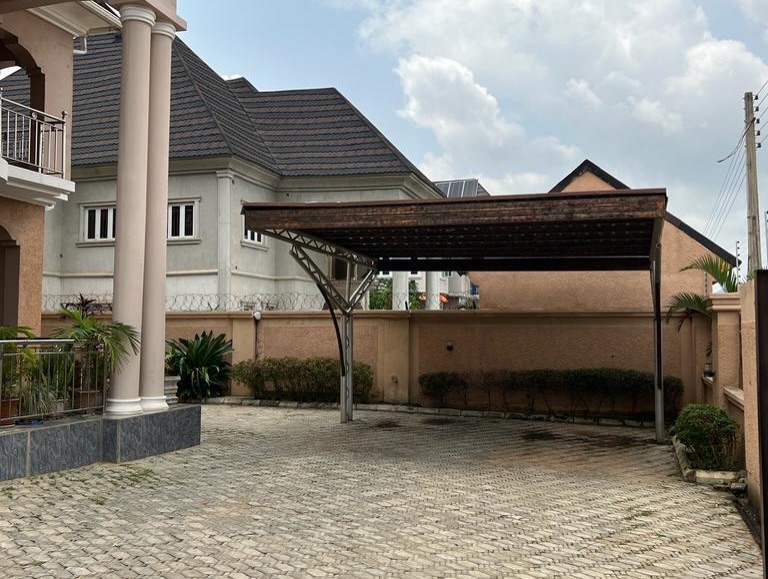 Lavish 5-Bed Duplex with Gym & BQ in Prime Karsana