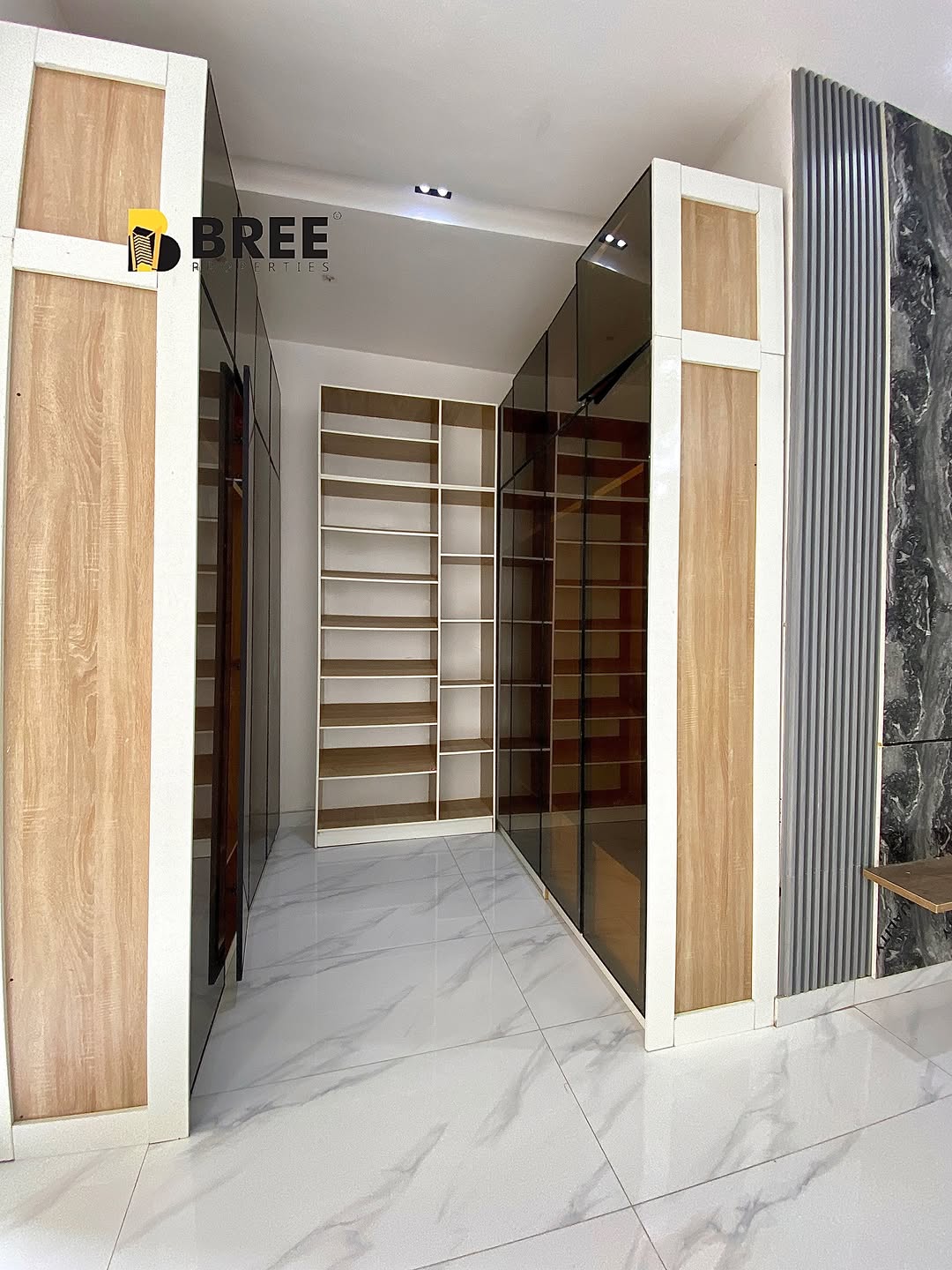 Elegant 5-Bedroom Haven with Pool in Prime Chevron Estate