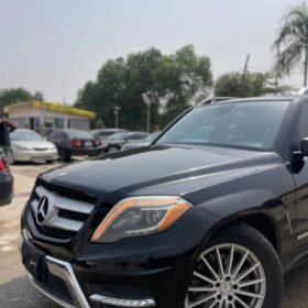 Luxury SUV: Panoramic Sunroof