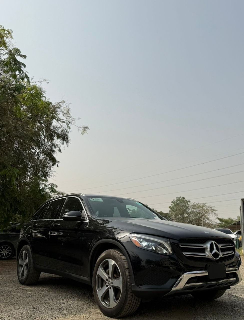 Luxury SUV: Panoramic Roof & Keyless Entry