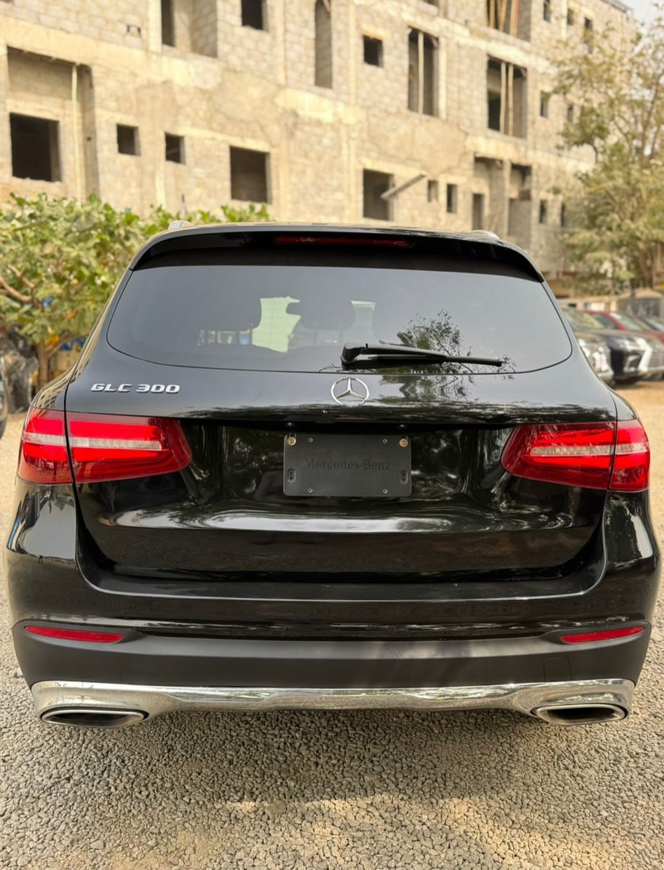 Luxury SUV: Panoramic Roof & Keyless Entry