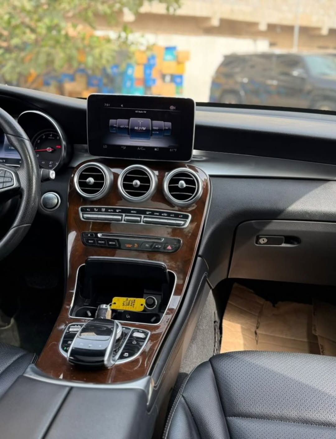 Luxury SUV: Panoramic Roof & Keyless Entry