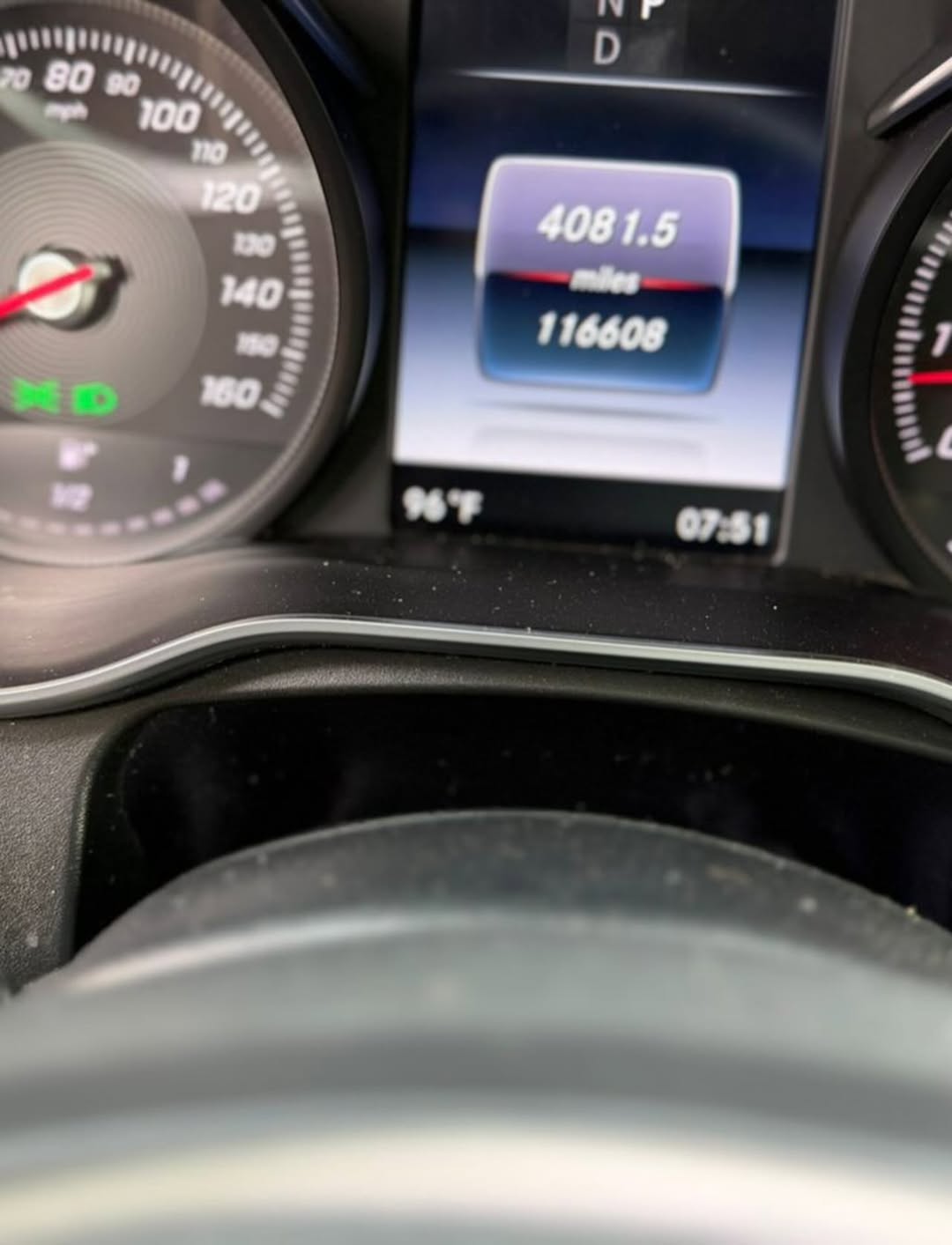 Luxury SUV: Panoramic Roof & Keyless Entry