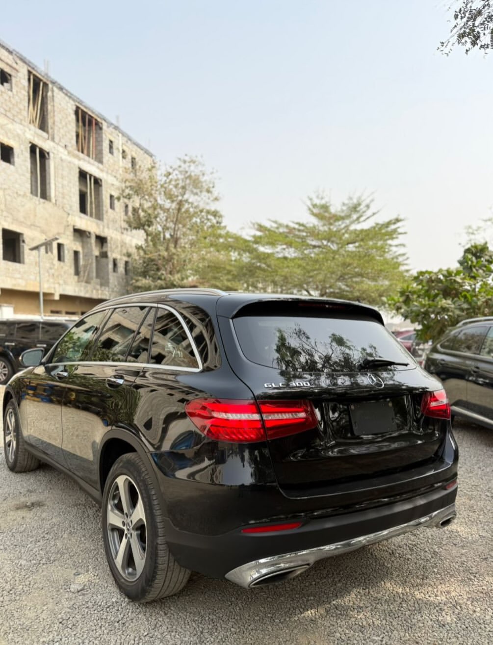 Luxury SUV: Panoramic Roof & Keyless Entry