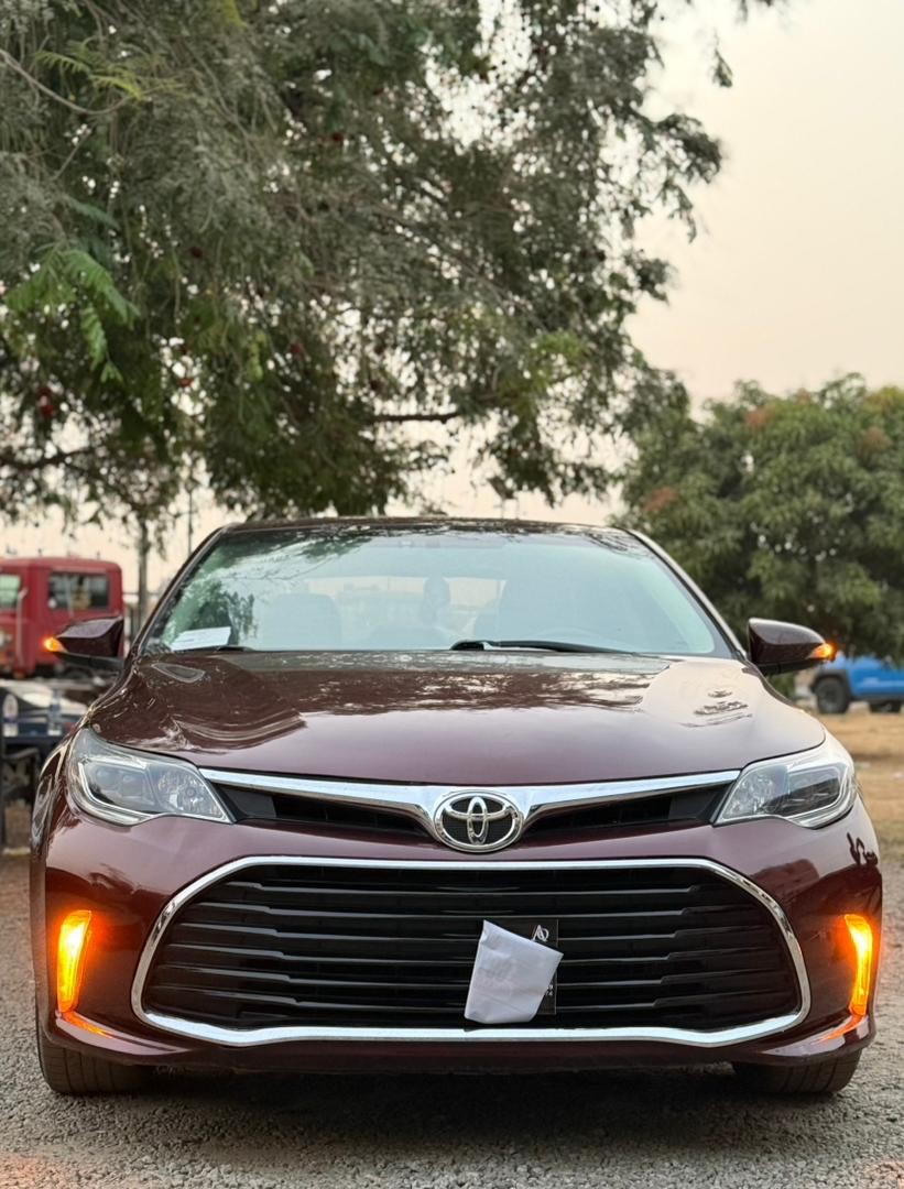 Luxury Avalon: Keyless, Paddle Shifters, Duty-Paid