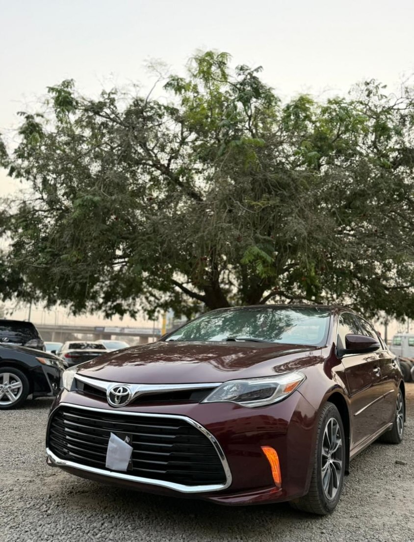 Luxury Avalon: Keyless, Paddle Shifters, Duty-Paid