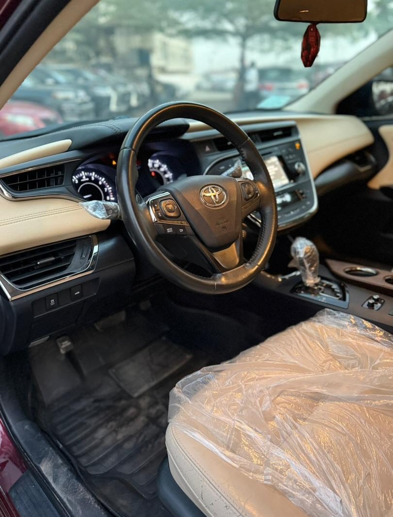 Luxury Avalon: Keyless, Paddle Shifters, Duty-Paid