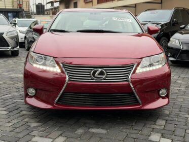 Luxury Lexus ES350: Loaded & Ready to Drive
