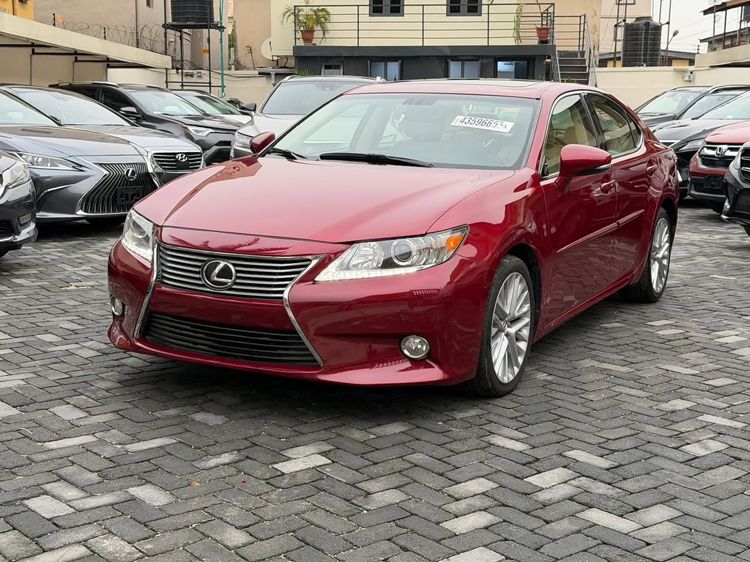 Luxury Lexus ES350: Loaded & Ready to Drive