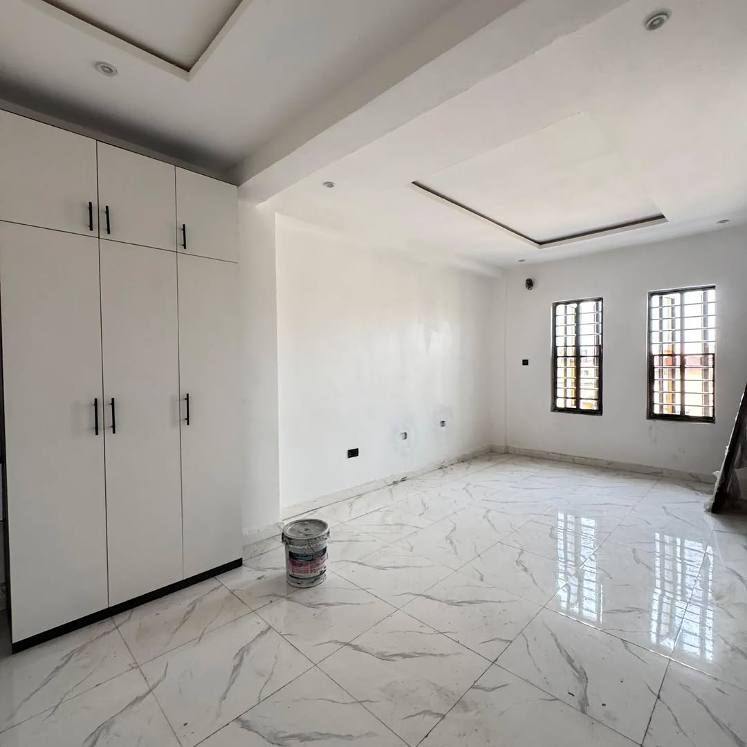 Spacious 2-Bed Ensuite Gem Before Chevron