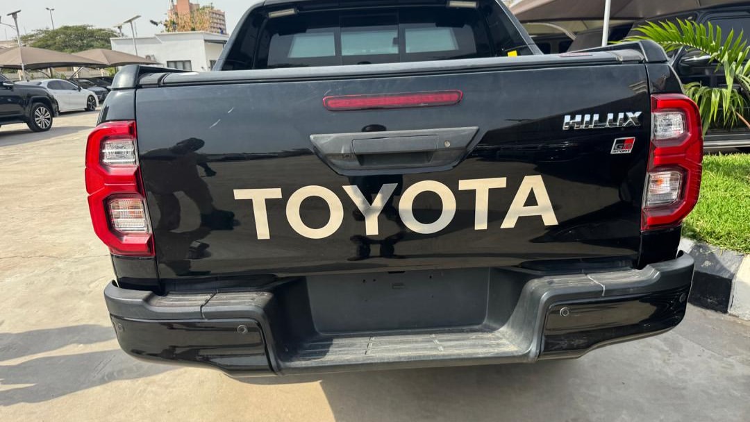 Unbreakable 2023 Hilux V6: Armored Power