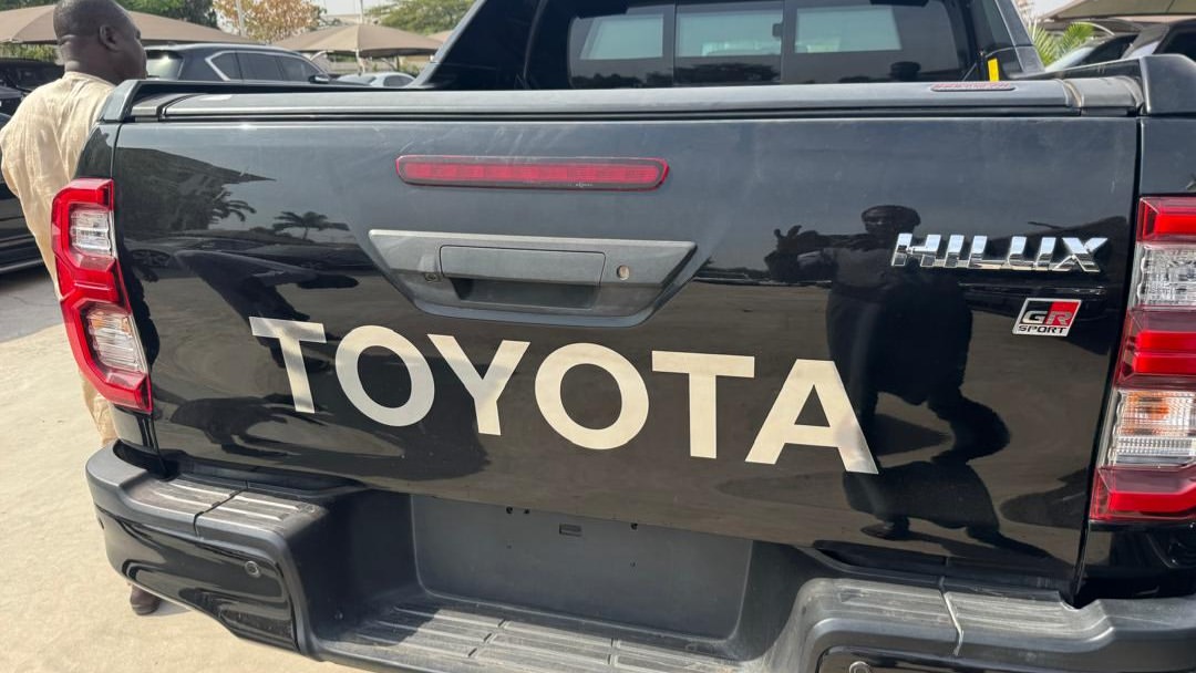 Unbreakable 2023 Hilux V6: Armored Power