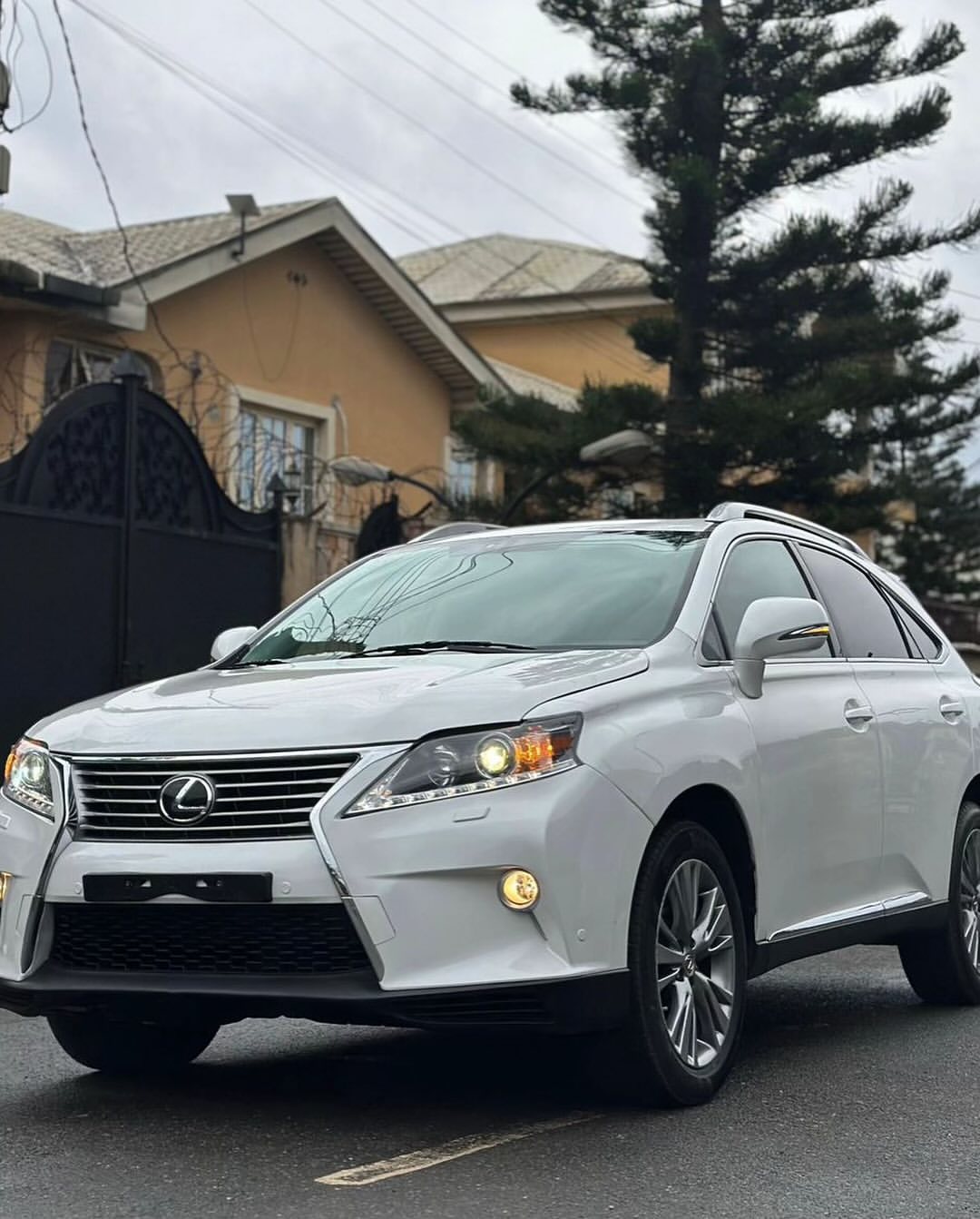 Luxury Tokunbo Lexus RX350: Power & Comfort