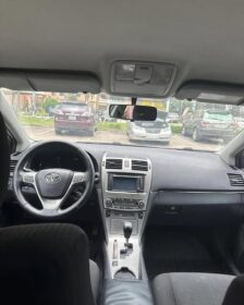 Drive Home a Flawless 2010 Toyota Avensis