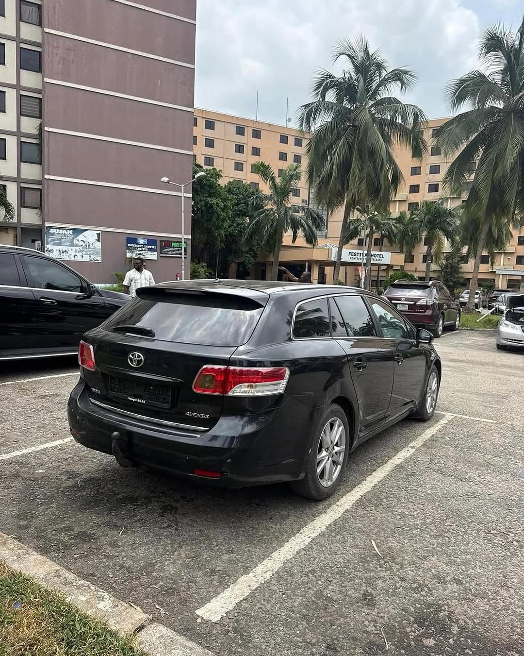 Drive Home a Flawless 2010 Toyota Avensis