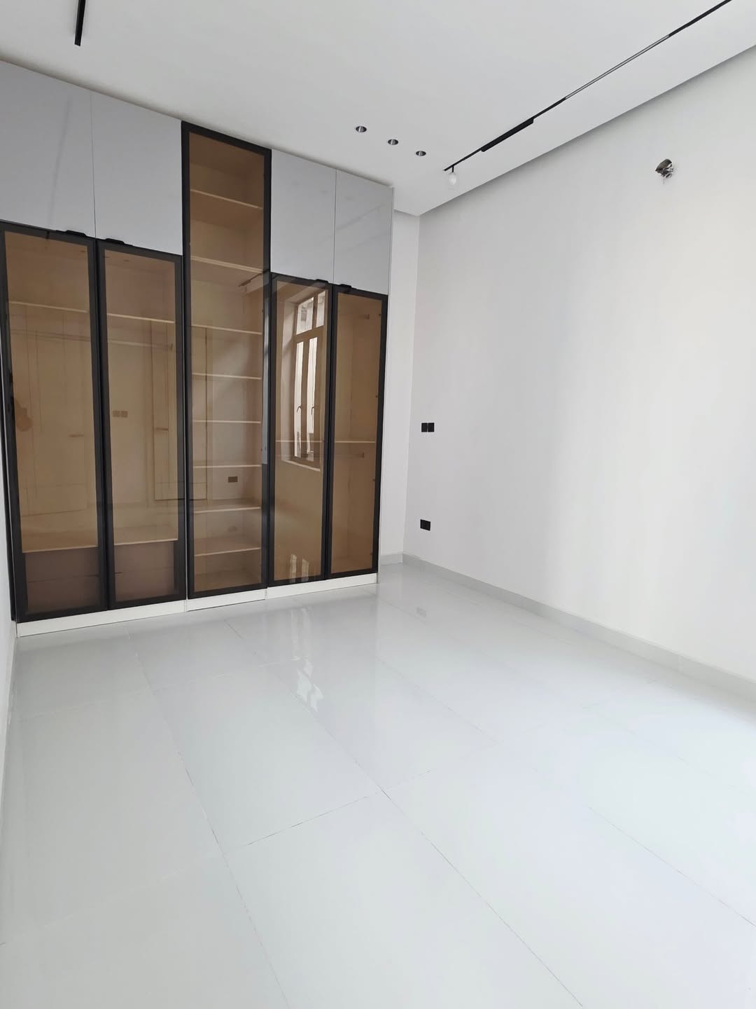 Elegant 5-Bedroom Haven with Cinema & Pool in Lekki