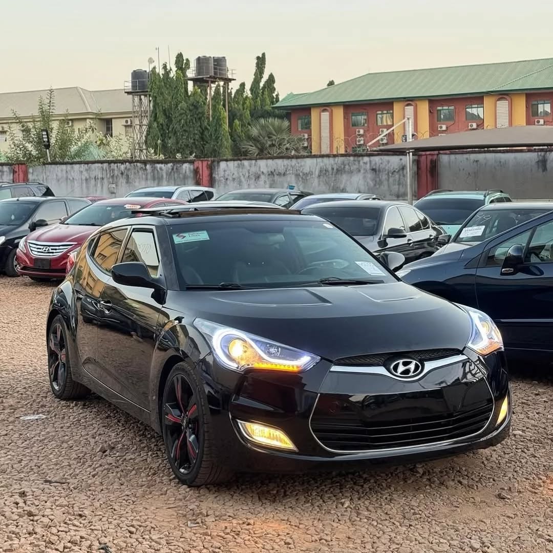 Sporty Hyundai Veloster: Panoramic Roof & Keyless