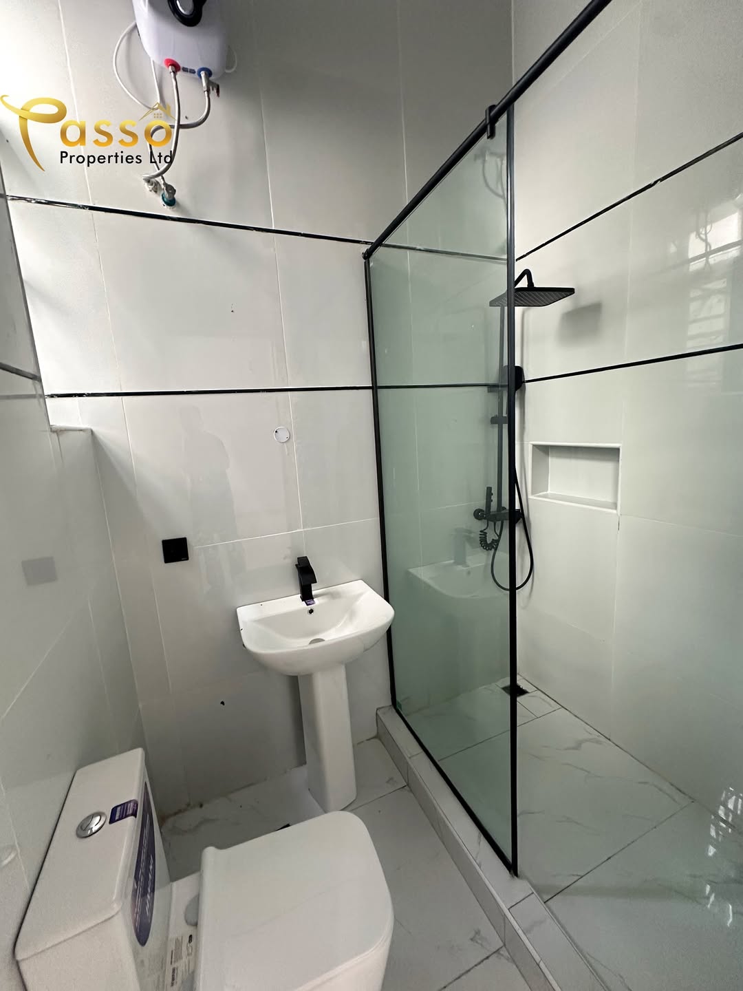 Sleek 5-Bed VGC Haven with Resort-Style Pool & BQ