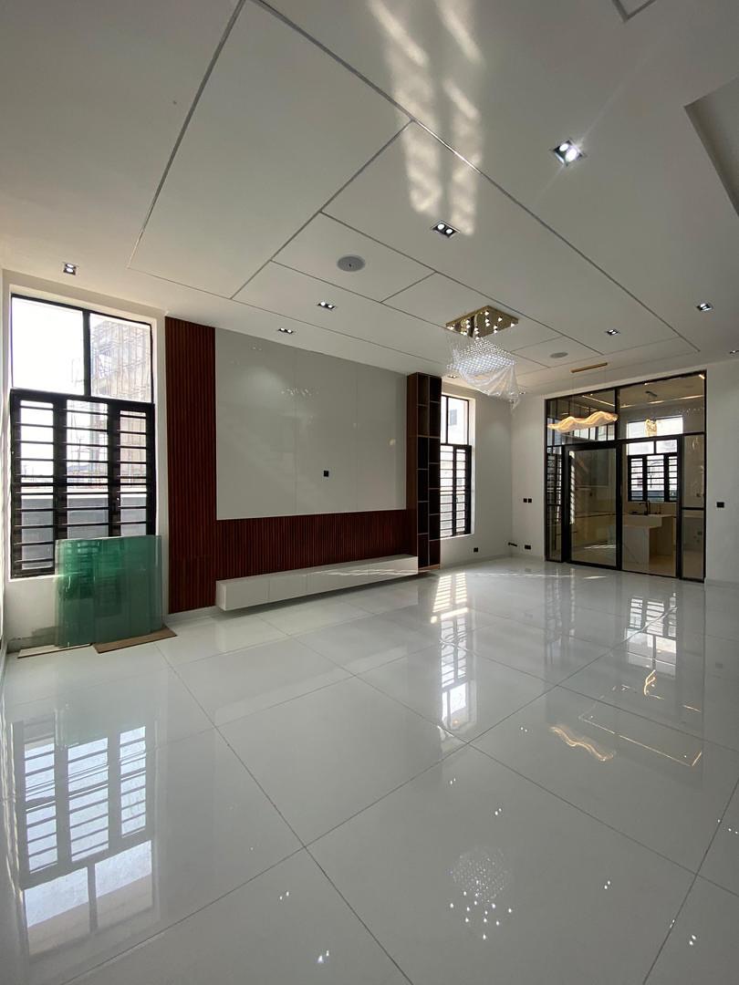 Exquisite 5-Bedroom Haven in Chevron’s Serene Estate