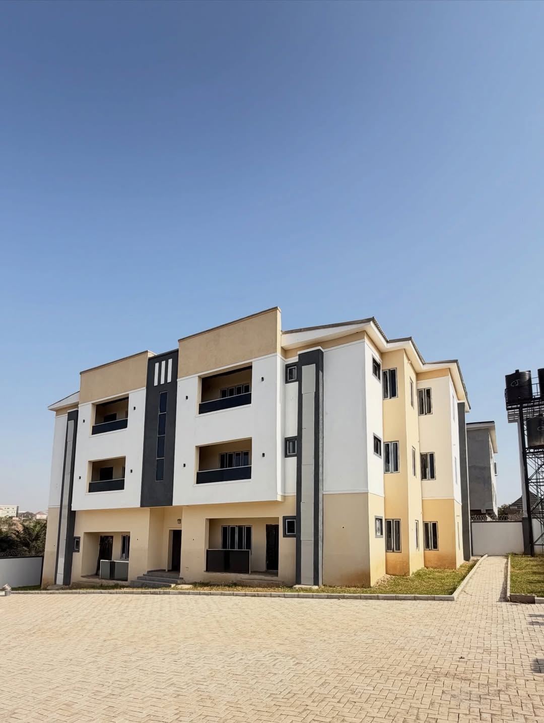 Serene Abuja Haven: 3 Ensuite Bedrooms, Secure & Serene