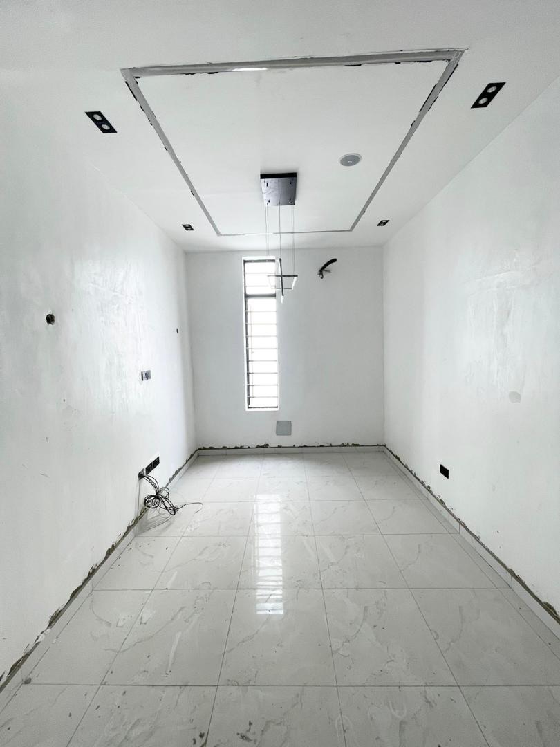 Exquisite 5-Bedroom Duplex in Prime Chevron Lekki