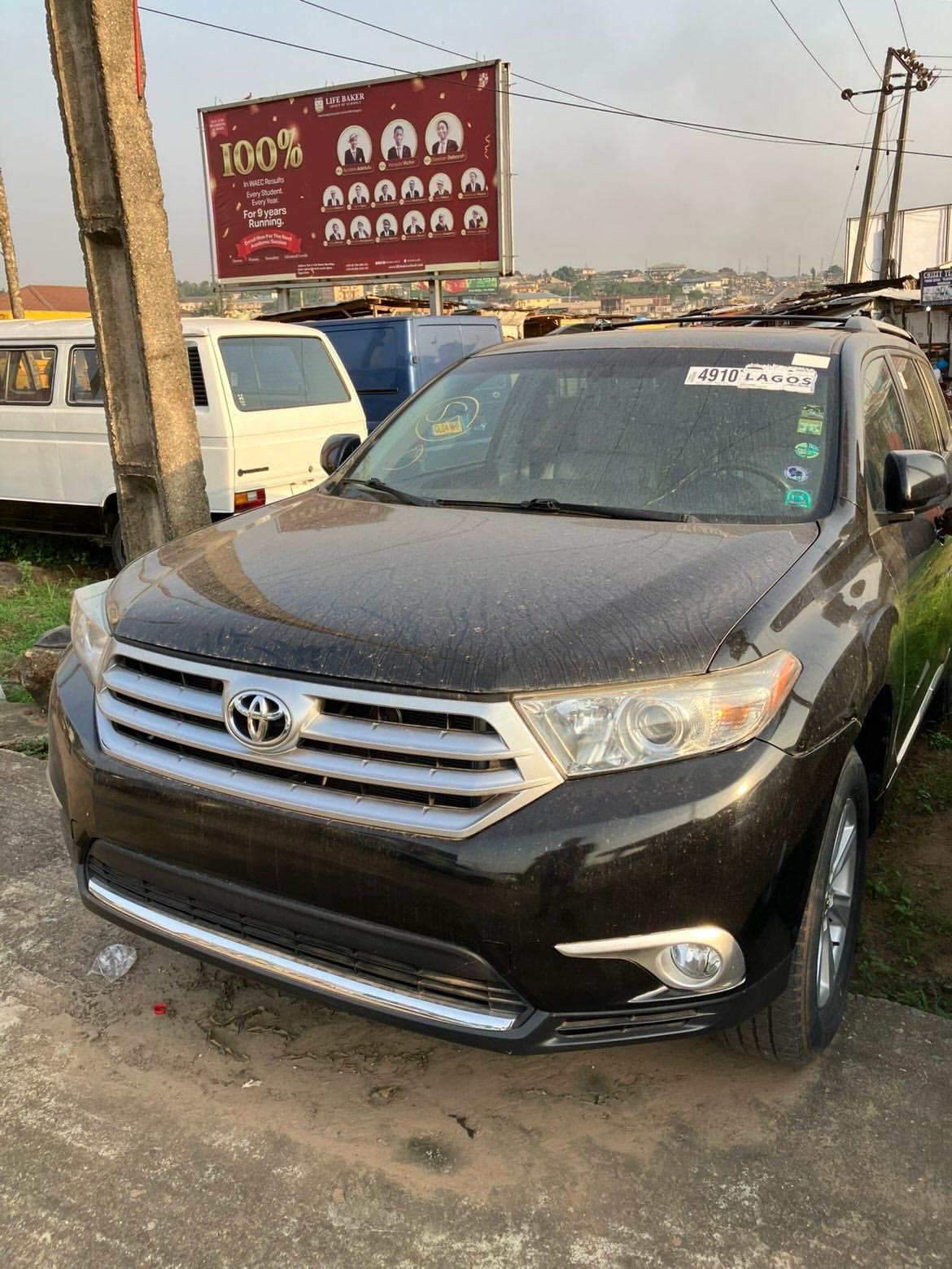 2014 Toyota Highlander: Spacious 4WD Family Fortress