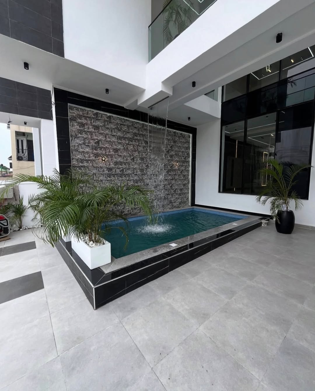Lagos Luxury: 5-Bed Duplex with Pool & Gym in Ikota