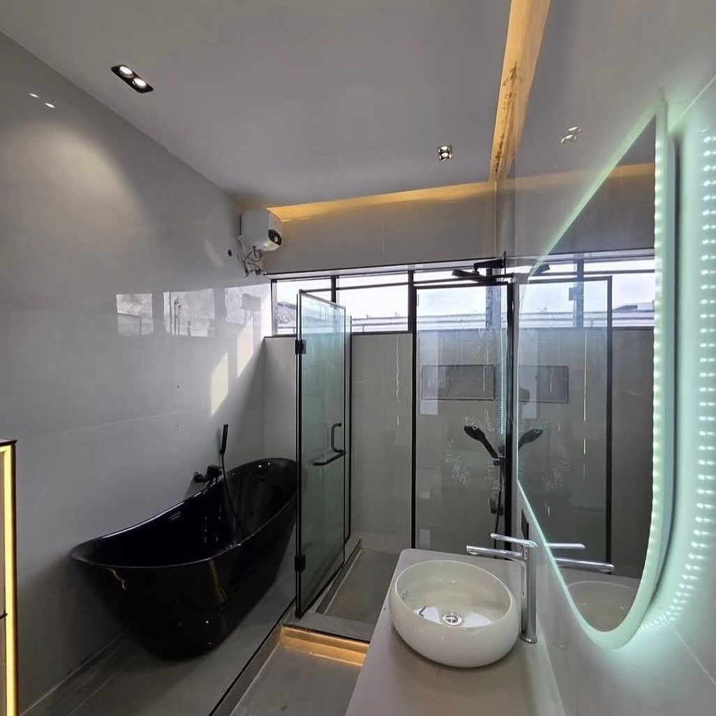 Opulent 5-Bed Duplex with Resort-Style Pool in Chevron