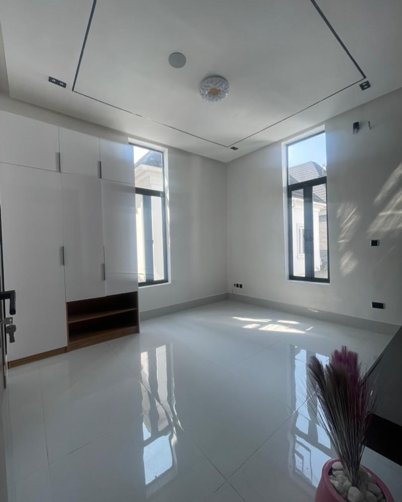 Elegant 5-Bedroom Haven with Resort-Style Pool in Lekki