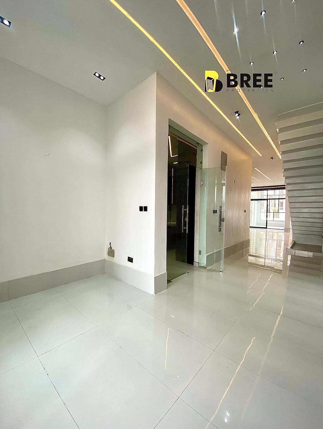 Opulent 5-Bedroom Haven with Resort-Style Pool in Ajah