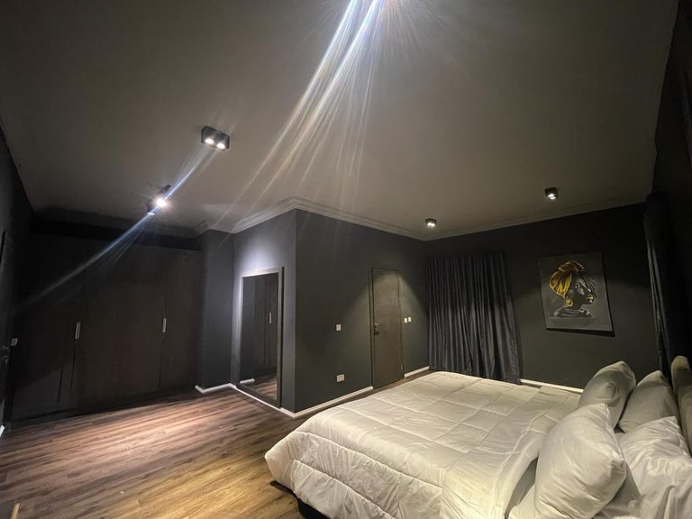 Bayview Elegance: Pool, Gym & Lagos Luxury