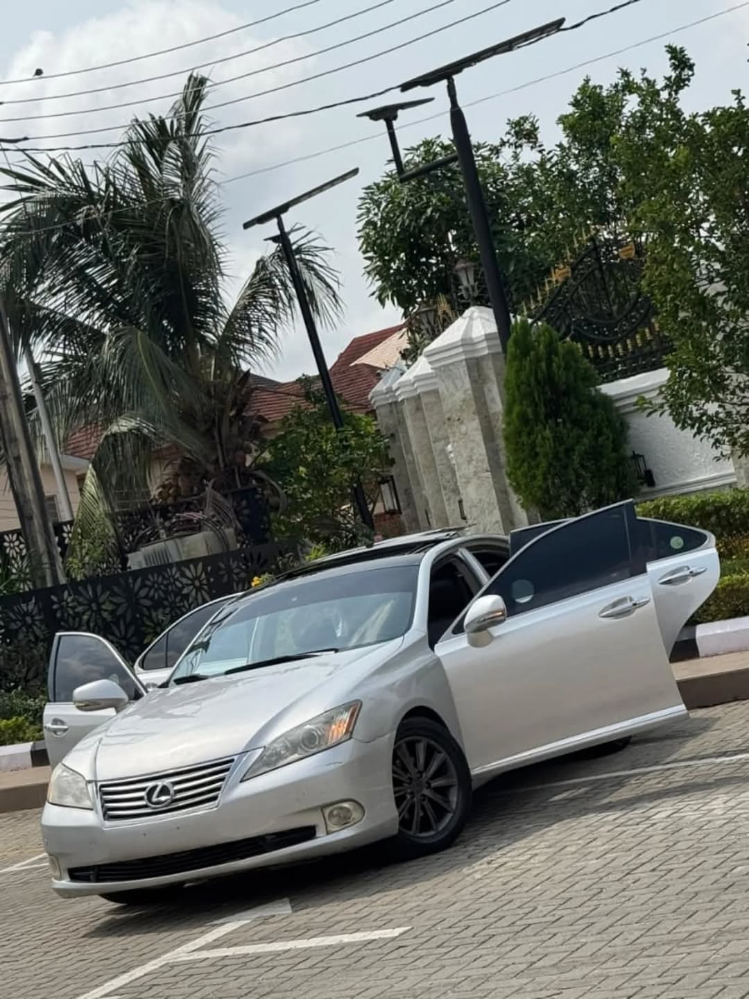 Flawless 2022 Lexus ES350: Panoramic Luxury for 12.5M