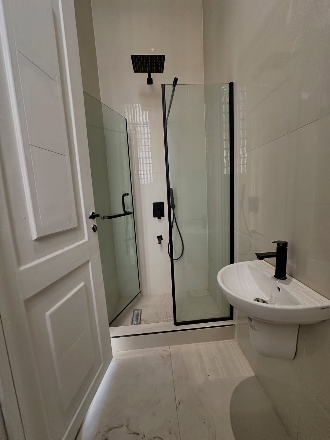 Lekki Phase One: 3Beds with Pool & Gym