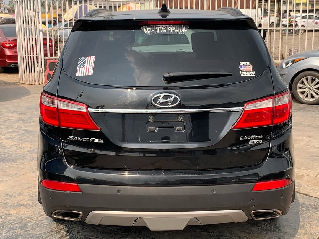 Luxury 3-Row SUV w/ Panoramic Roof & V6 Power