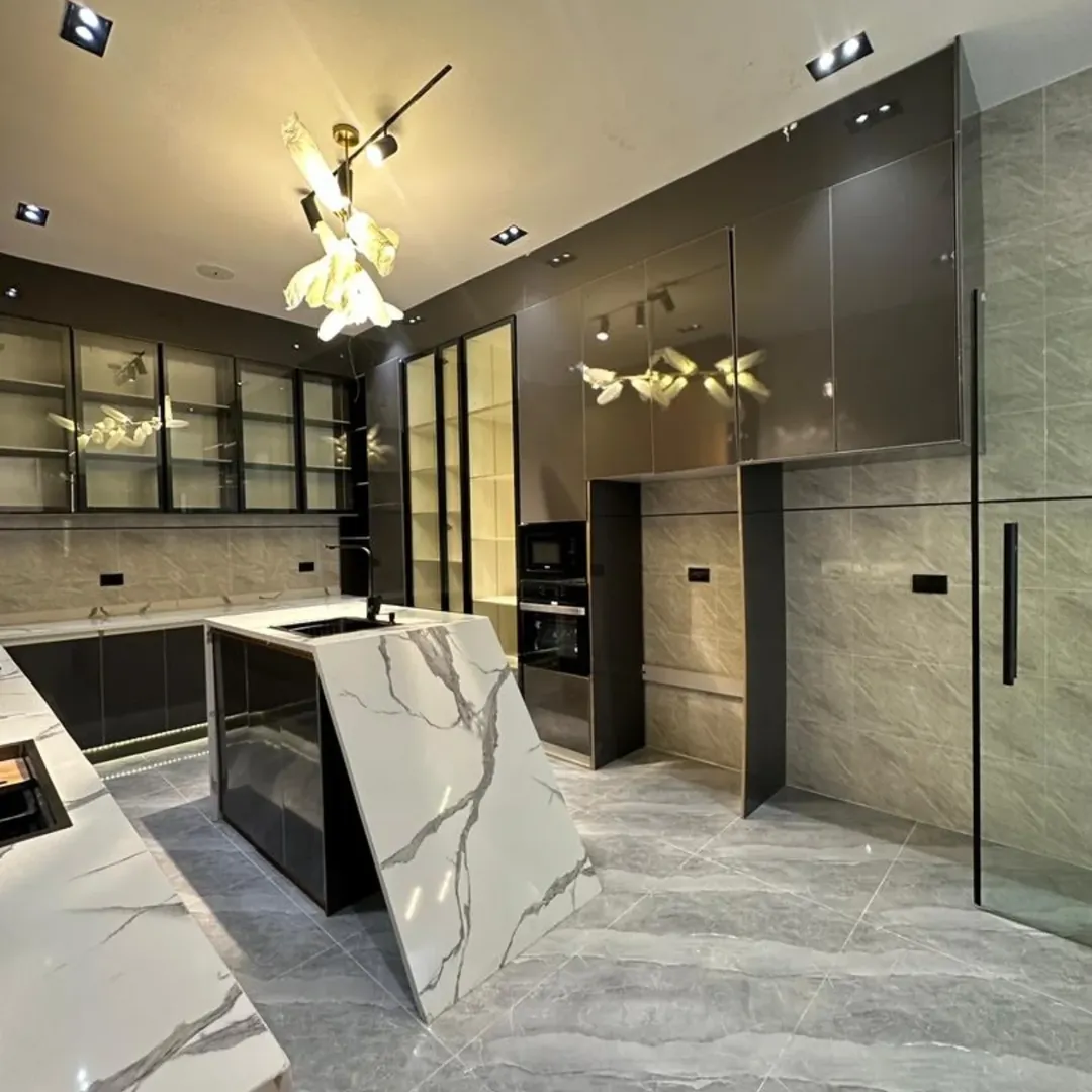 Elite 5-Bed Duplex with Pool & Gym in Chevron