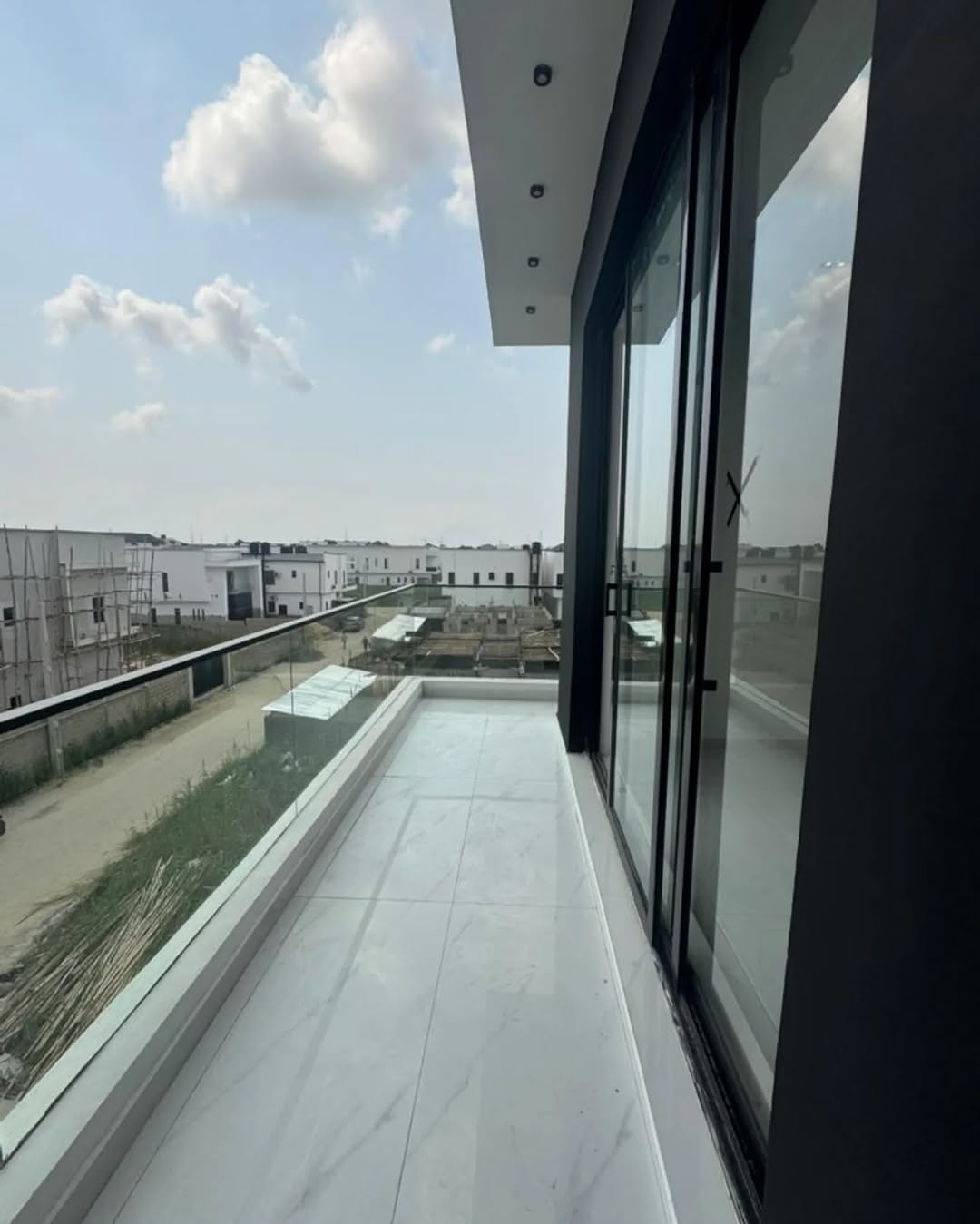 Stunning 5-Bed Duplex with Cinema & Pool in Ajah