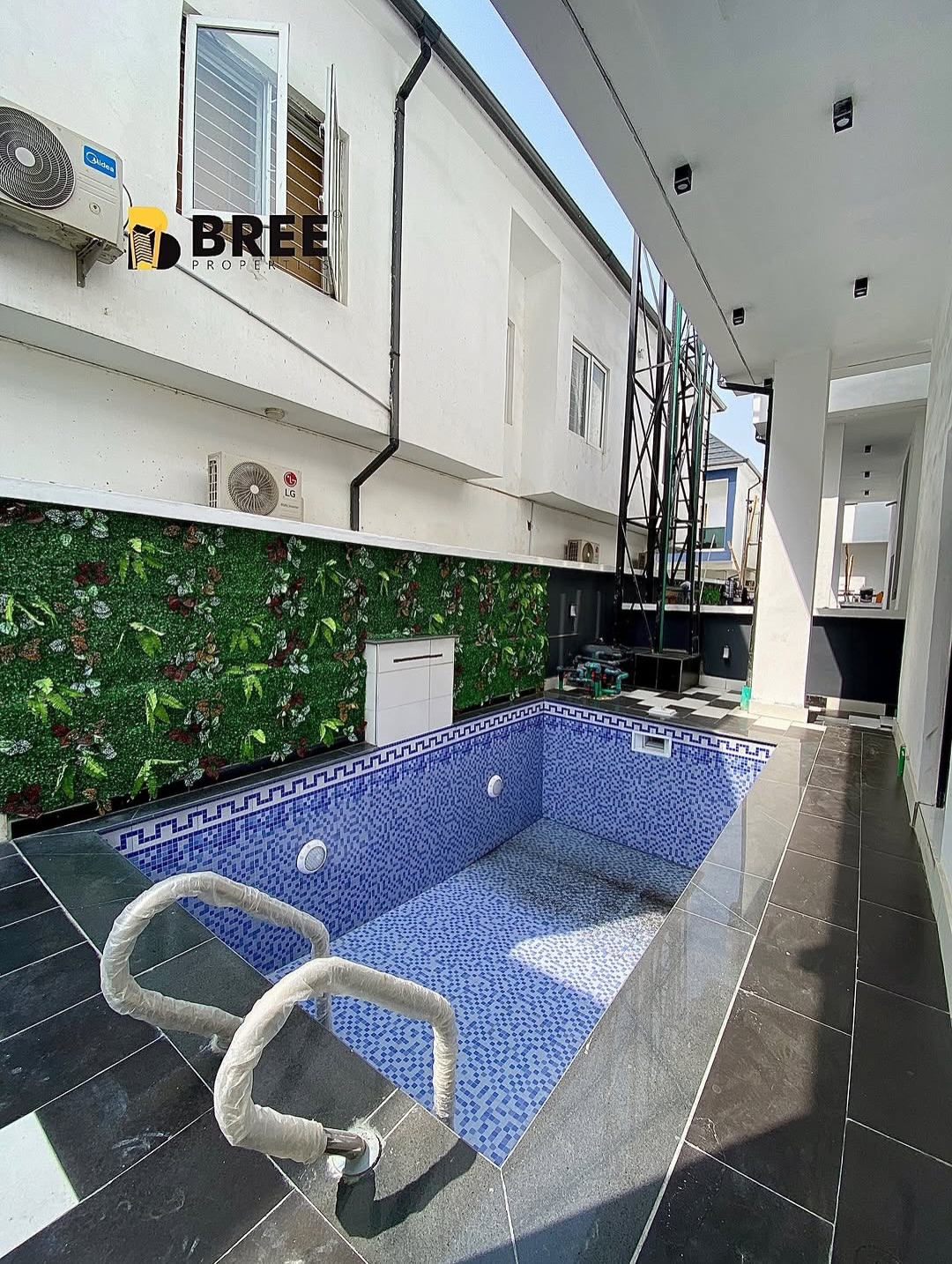 Chevron’s Crown Jewel: 5BR Poolside Paradise