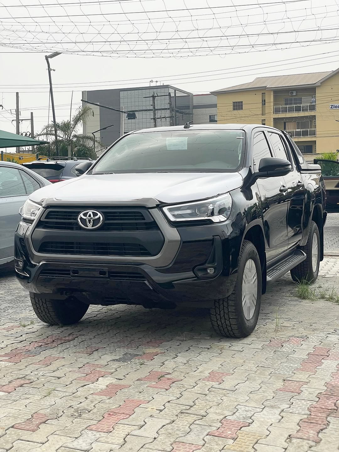 2025 Hilux SR5: Unstoppable 4×4 Power & Tech
