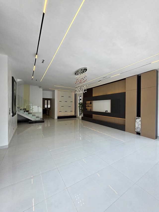 Lagos Luxury: 5-Bed Smart Duplex with Pool & Gym