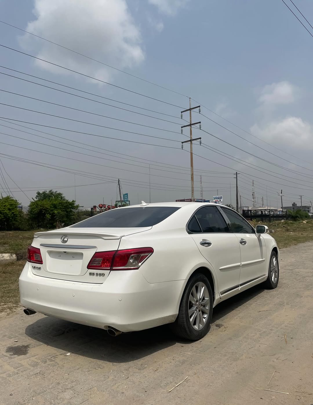 Luxury Lexus ES350: Sunroof & Premium Tech