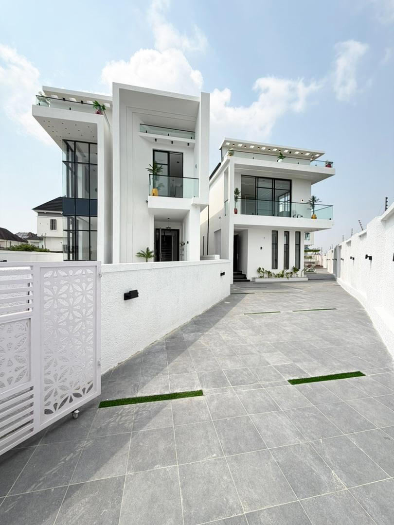 Opulent 5-Bedroom Haven with Pool in Prime Lekki