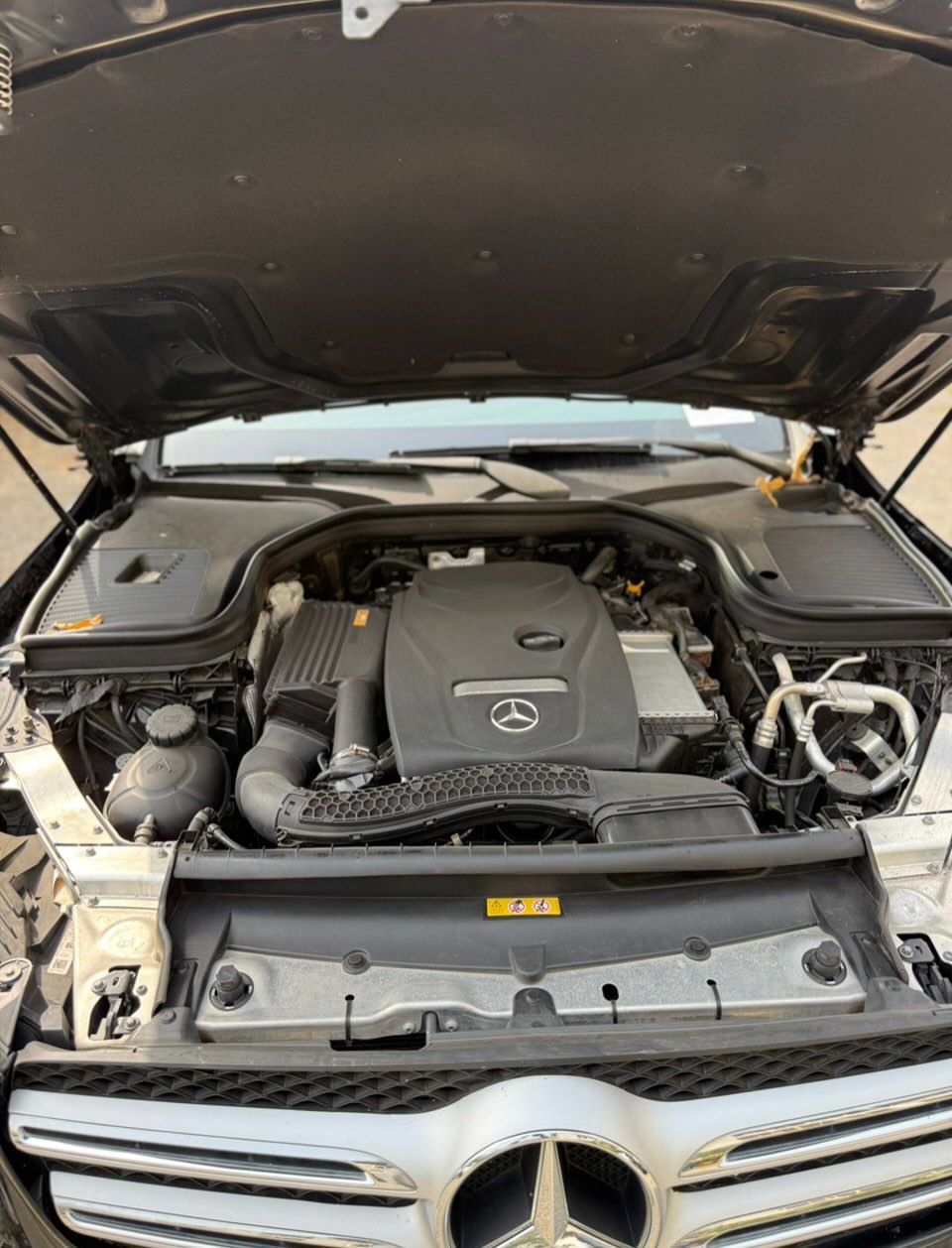 Luxury SUV: Panoramic Roof & Keyless Entry