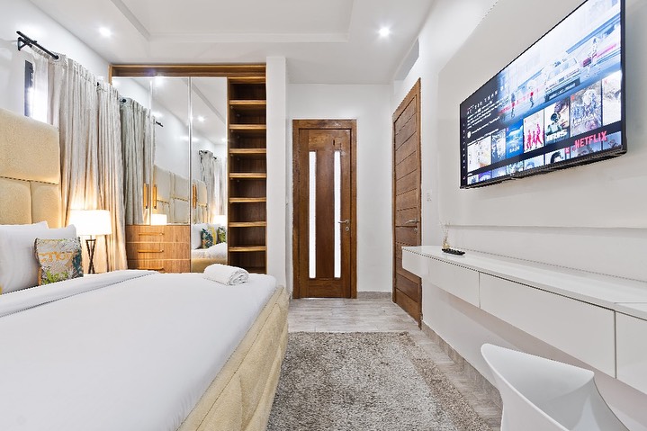 Live the Ikoyi Dream: 3BR Haven with Pool & Gym