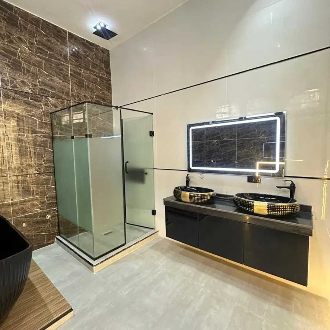 Elite 5-Bed Duplex with Pool & Gym in Chevron