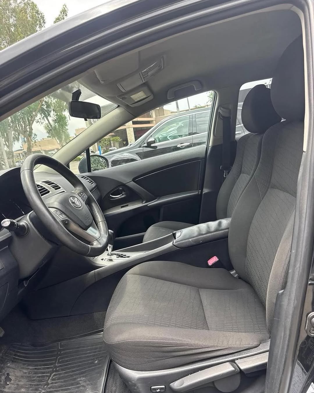 Drive Home a Flawless 2010 Toyota Avensis