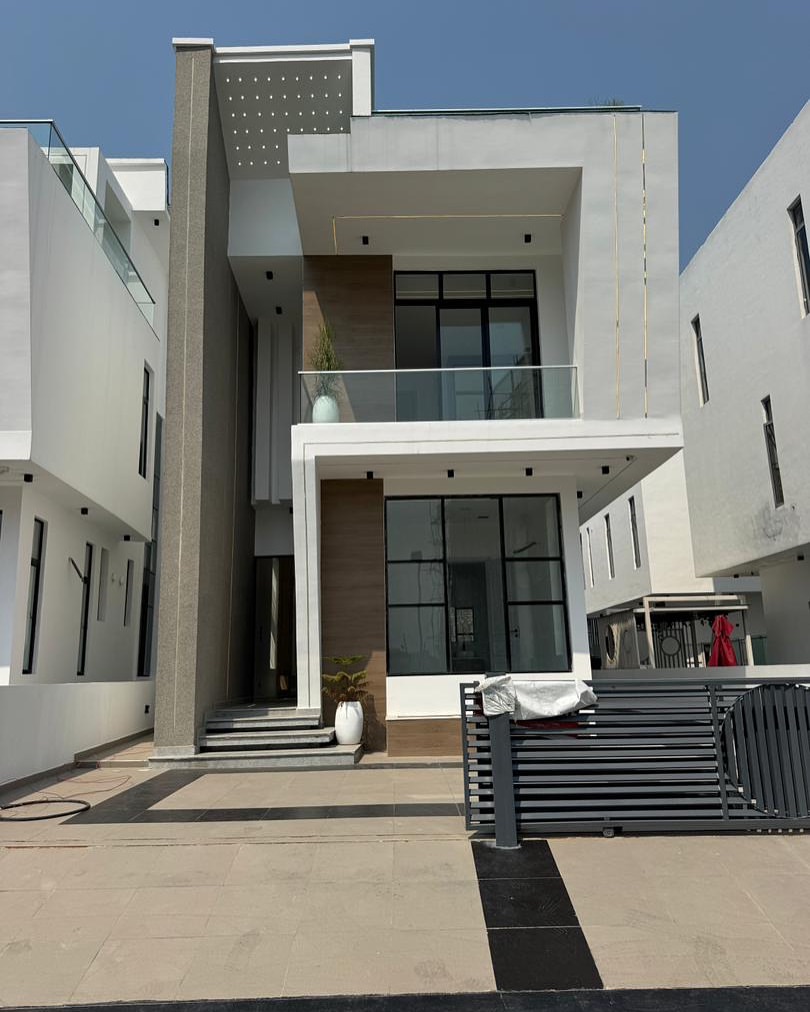 Cinematic Luxury: 5-Bed Duplex with Pool in Osapa London